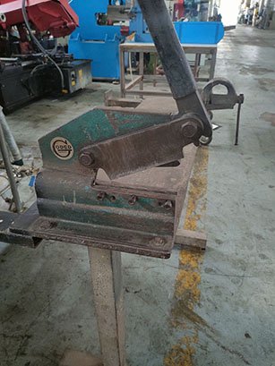 鋏とバイス付き作業台