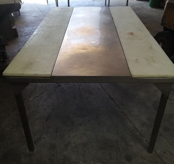 带端头的不锈钢桌