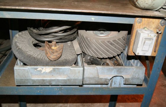 グラインダーテーブルと各種アクセサリー。