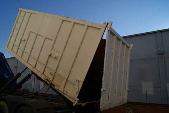 下水汚泥15m3用防水ケース。