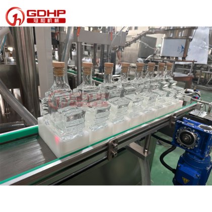 全自动高精度玻璃瓶装葡萄酒液体灌装封盖机，适用于葡萄酒、白兰地、威士忌