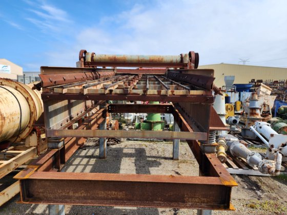 スクリーンの傾斜を調整する除水スクリーン。