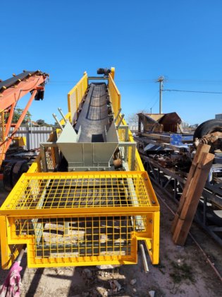コンベア幅600mm、長さ9m、スタンド付き
