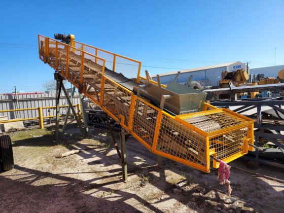 コンベア幅600mm、長さ9m、スタンド付き