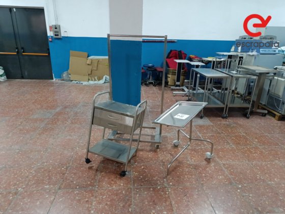 錆びついた不良品のステンレス鋼車台