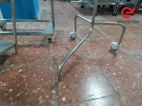 錆びついた不良品のステンレス鋼車台