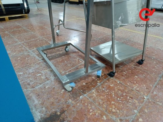 錆びついた不良品のステンレス鋼車台