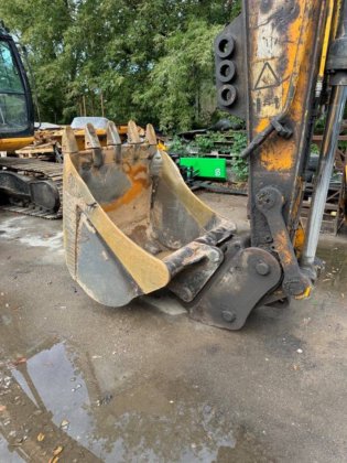 JCB JS 220 LC