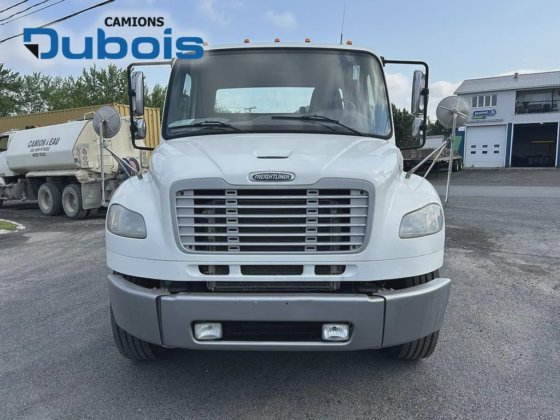 2017 Freightliner M2-106