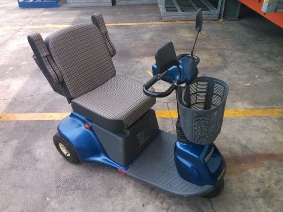 在屏東內埔的許老闆,在我們這邊找到了他所需求使用的IWATA空壓機搭載乾燥機及SUZUKI代步車。