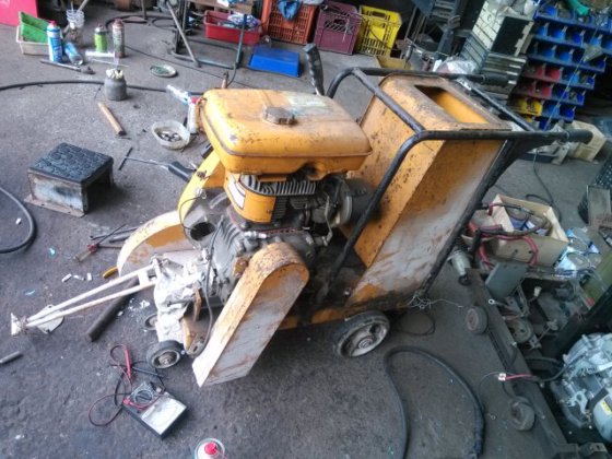 割路機引擎維修