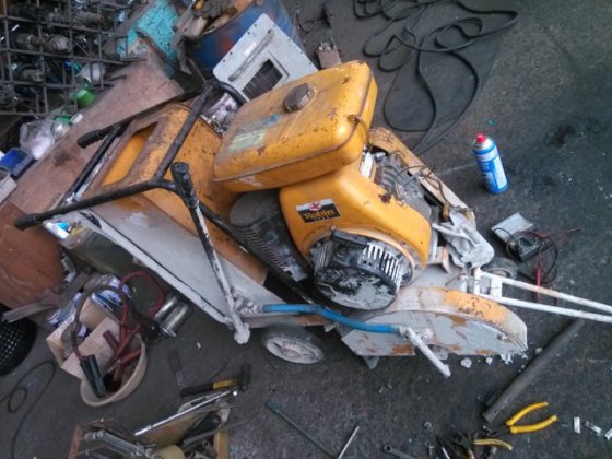 割路機引擎維修