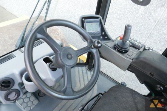 2018 Caterpillar CS64B