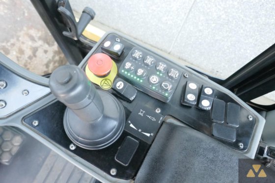 2018 Caterpillar CS64B