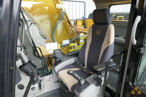 2017 Caterpillar 320FL