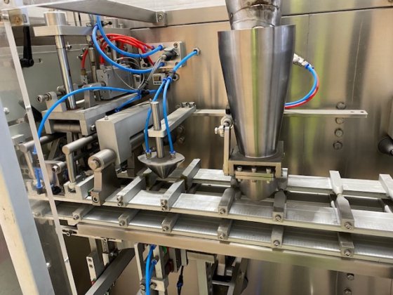 2011 水平式小袋灌装封口机