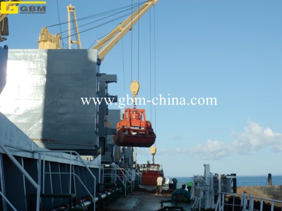 バルク貨物ハンドリング用電動油圧式クラムシェルグラブ