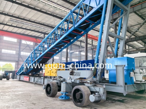伸缩溜槽式800吨/小时皮带输送移动式装船机，用于采矿谷物