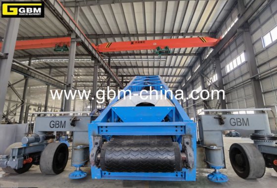高效 Gbm 1300tph 固定臂式船舶装载系统，配备物料给料器