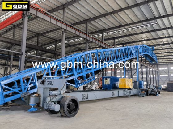 高效 Gbm 1300tph 固定臂式船舶装载系统，配备物料给料器