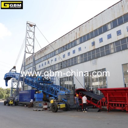 バルク貨物の取り扱いに適したフィーダー付きGBM固定ブームシップローダー