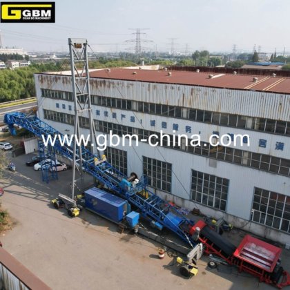 バルク貨物の取り扱いに適したフィーダー付きGBM固定ブームシップローダー