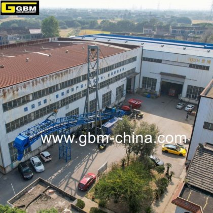 バルク貨物の取り扱いに適したフィーダー付きGBM固定ブームシップローダー