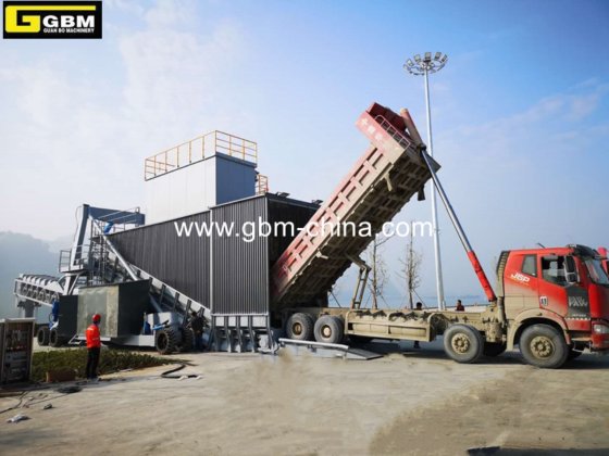 港湾でのバルク貨物の取り扱いに適したトラックアンローダーを備えたGbm 1200tphモバイルシップローダー