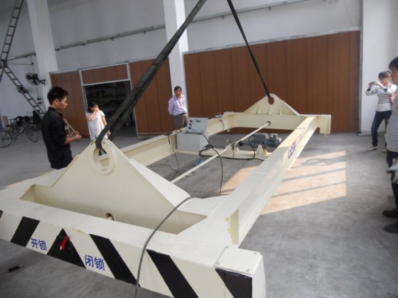 輸送コンテナ用電動コンテナスプレッダー（20フィート、40フィート）