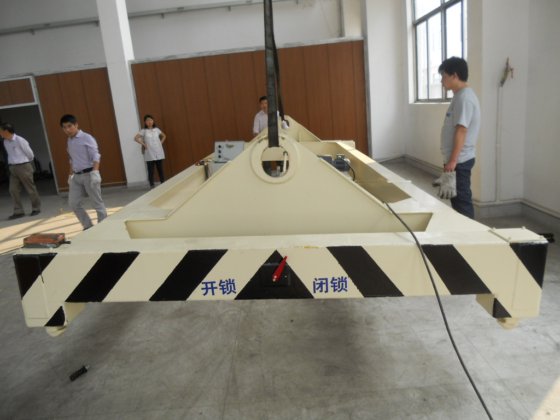 輸送コンテナ用電動コンテナスプレッダー（20フィート、40フィート）