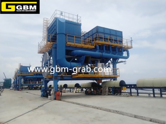 港湾内の移動式ホッパー