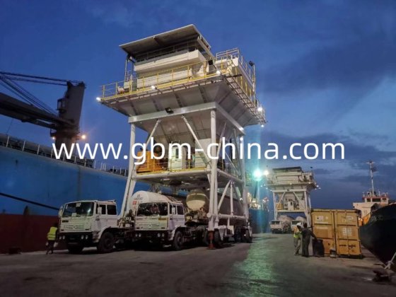 50-60立方米移动式卡车装载生态料斗，用于港口卸载水泥熟料，配有除尘器