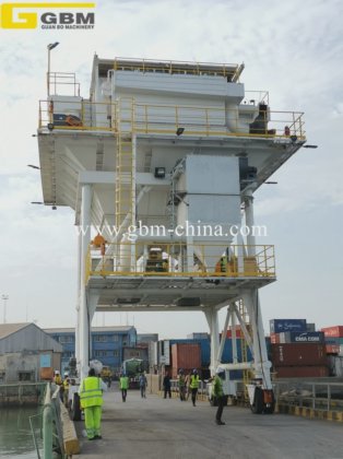 港湾貨物取扱用高性能バッグフィルター式防塵ホッパー