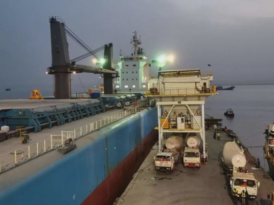 港湾におけるセメント・クリンカー処理用GBMモバイル型エコホッパー