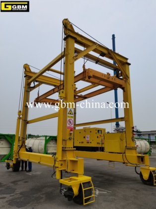 ISOコンテナの取り扱いに適したGBMの新設計モバイル型コンテナリフティングクレーン