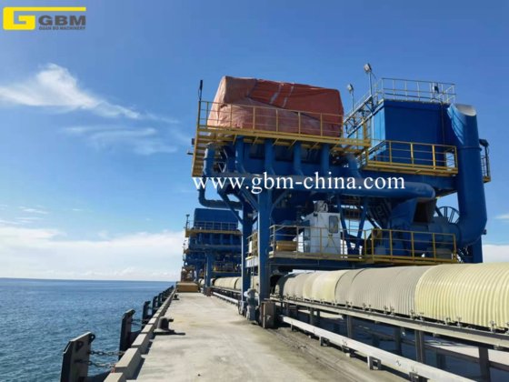 配备除尘器的生态料斗用于港口散装货物卸货