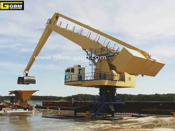 平衡自平衡式抓斗门式起重机，用于船舶装卸