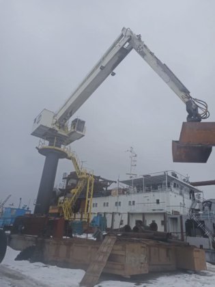 平衡自平衡式抓斗门式起重机，用于船舶装卸