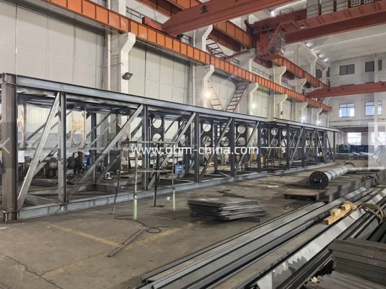 使用带给料机的装船机