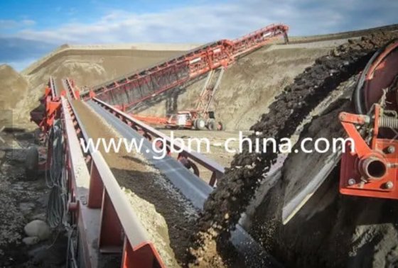 使用带给料机的装船机