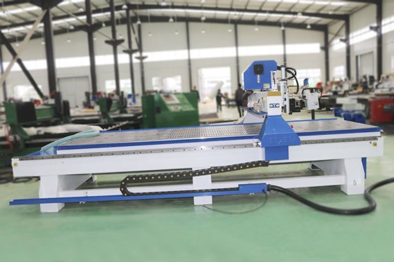 1337 数码布料切割机，配备 EOT-3 振动刀