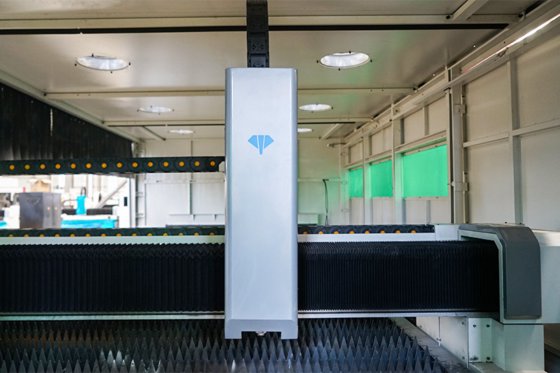 半封闭板材和管材光纤激光切割机