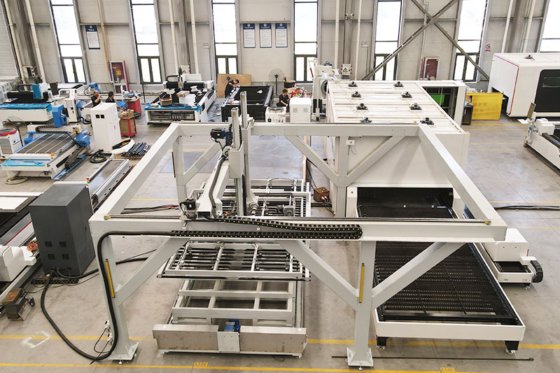 半封闭板材和管材光纤激光切割机