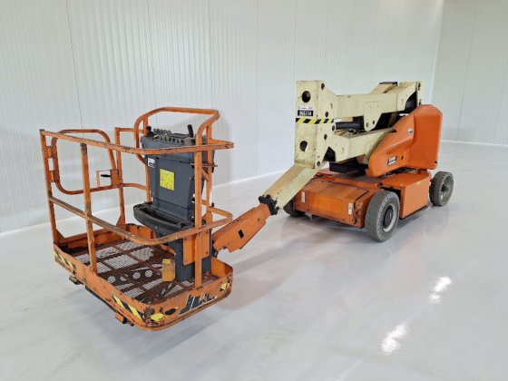 2015 JLG E400AN