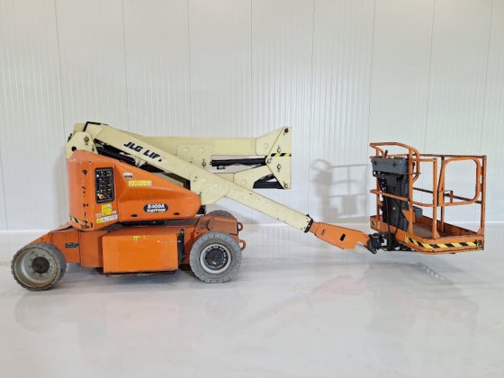 2015 JLG E400AN