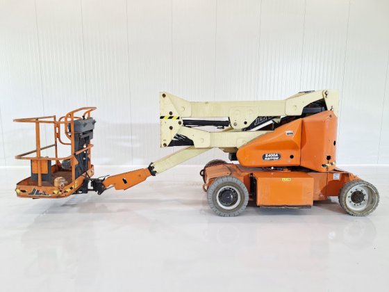 2015 JLG E400AN