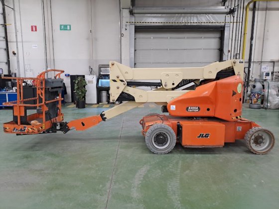 2015 JLG E400AN