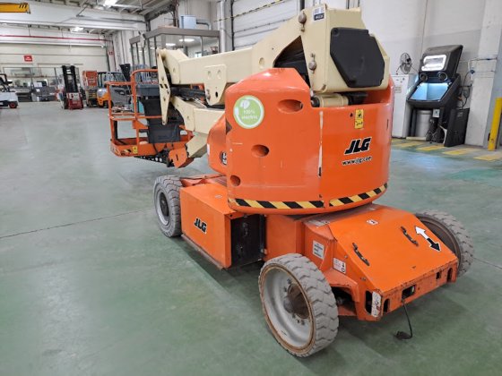 2015 JLG E400AN