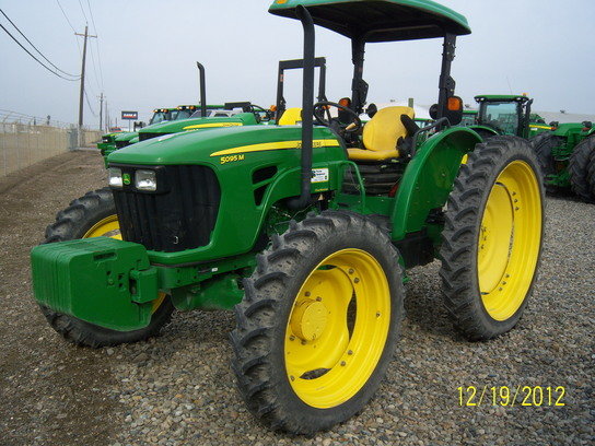 2009 John Deere 5095M in