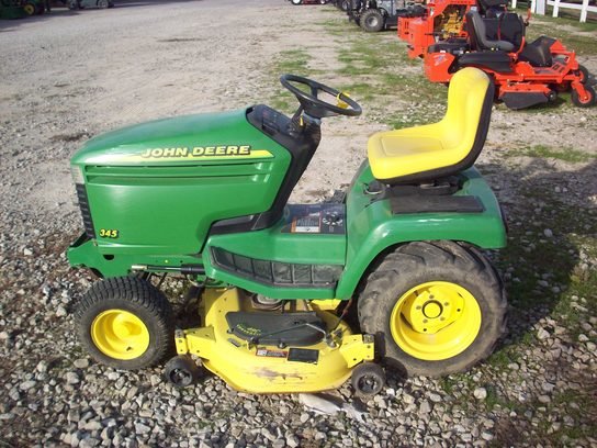 1998 John Deere 345 in